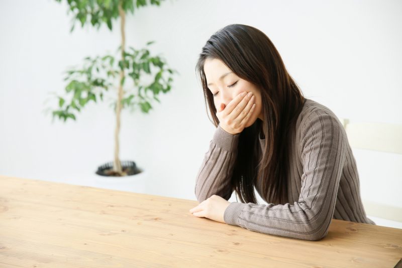 つわりで苦しむ女性